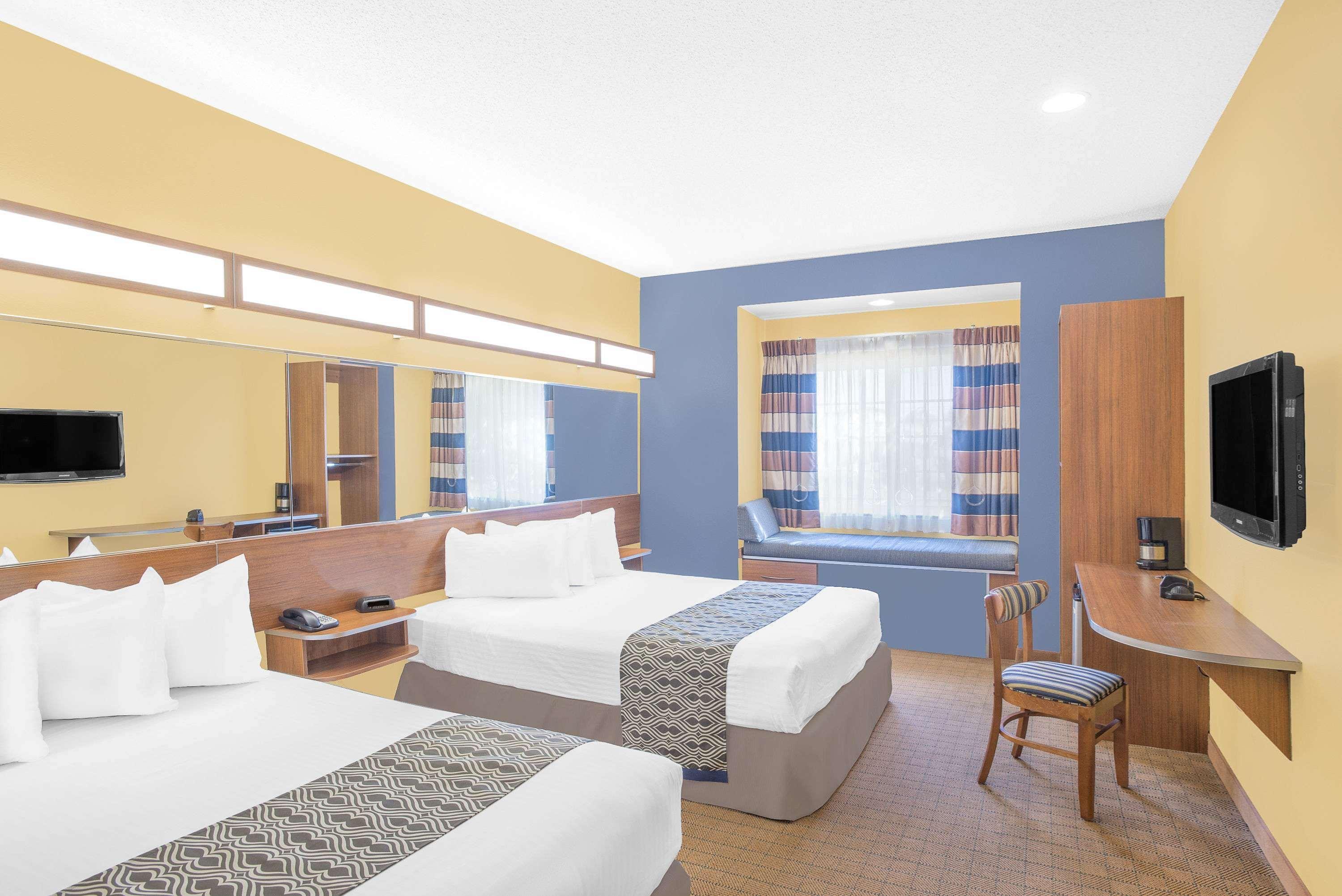 Microtel & Chili/rochester Hotel 2*
