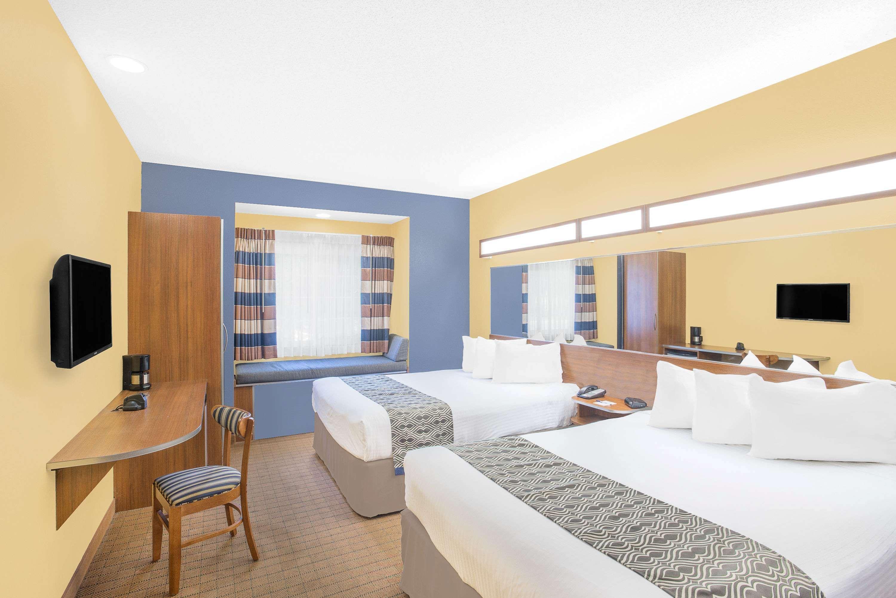 Microtel & Chili/rochester Hotel