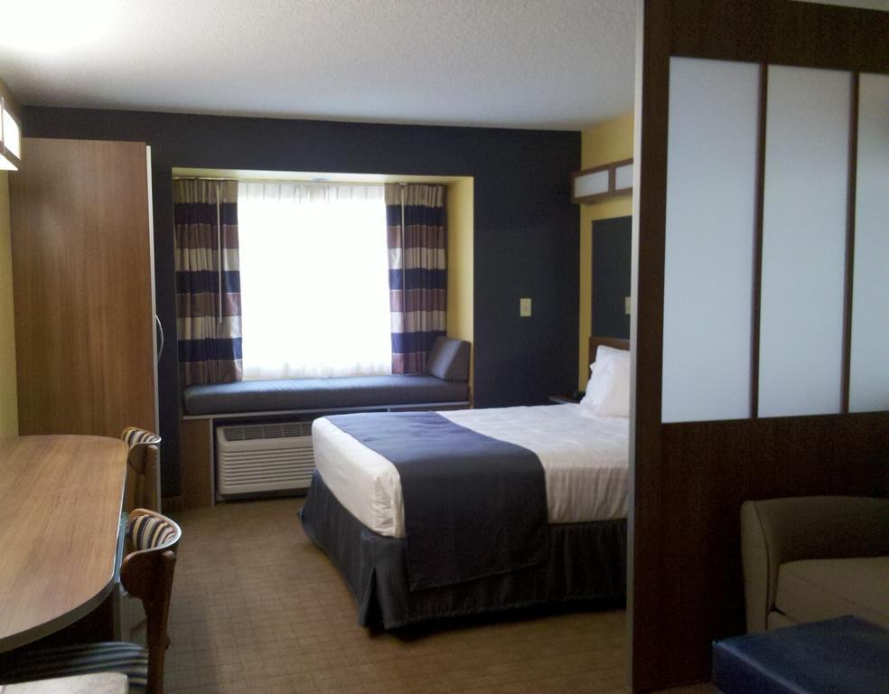 Microtel & Chili/rochester Hotel